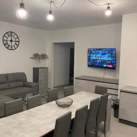 Family & Friends Modern سليمة